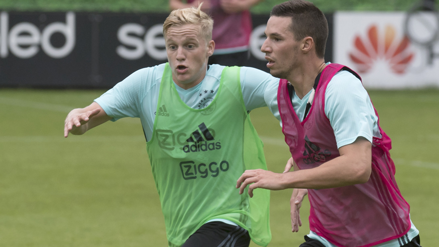 他背后有着 他背后有着